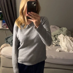 Stickad tröja  - Grå stickad tröja i bra skick! 90kr+frakt!