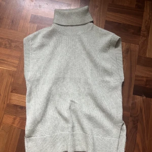 Polo väst  - Ljusgrön poloväst med slits 