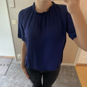 Blå blus💗 - Superfin blus i bra skick💗 original prins runt 700kr, använd få tal gånger💗