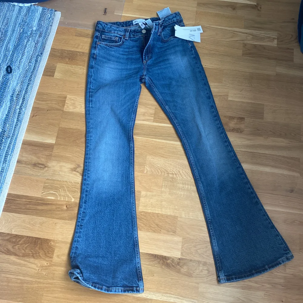 Zara jeans som är nya med prislapp kvar. Aldrig använda. Jeansen är utsvängda. . Jeans & Byxor.