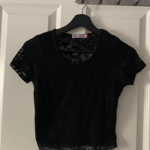 Spetstopp - Svart spetstopp köpt secondhand, storlek xs. ”Genomskinlig” rygg. Säljer då den va för liten för mig. 60kr+frakt