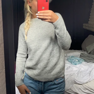 Stickad grå tröja - En stickad grå tröja, i storlek xs. Fint skick, köparen står för frakten!