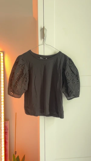 T shirt - Super fin t shirt med detaljer på armarna som aldrig kommit till användning💗💗lappen sitter fortfarande kvar 💗💗💗