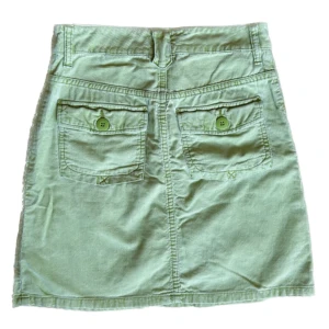 Kjol i manchester  - Söt kjol i pastellgrönt manchestertyg köpt på Humana. Kjolen är mid waist och är i mycket gott skick.