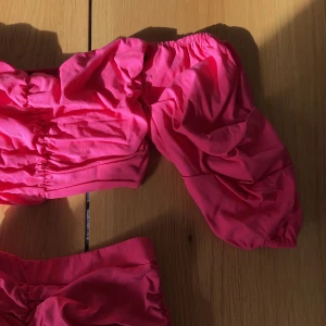 matchande set med  kjol och topp - rosa set från bohoo, storlek 36 