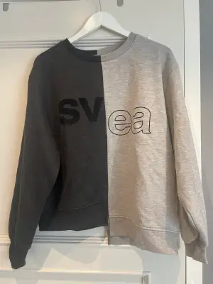 En grå och svart tröja från SVEA i storlek L. Använd tröja. Säljer för 100 kr + frakt. 