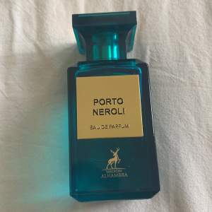 En klon av succédoften av Tom Ford: Neroli portofino! Denna akvatiska, fräscha doft är 90% identisk till Tom Ford parfymen, detta för betydligt mycket mindre pengar. 79/80 ml (enbart testad). 
