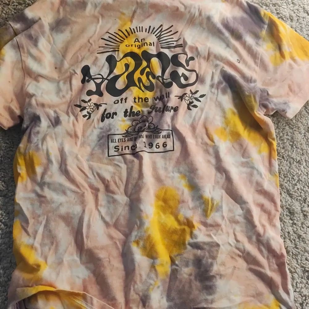Rosa, gul, lila Vans T-shirt använt 1 gång.. T-shirts.