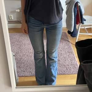 Jag säljer ett par jätte snygga bootcut jeans från Zara i storlek 36.