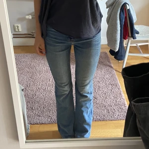 Zara jeans - Jag säljer ett par jätte snygga bootcut jeans från Zara i storlek 36.