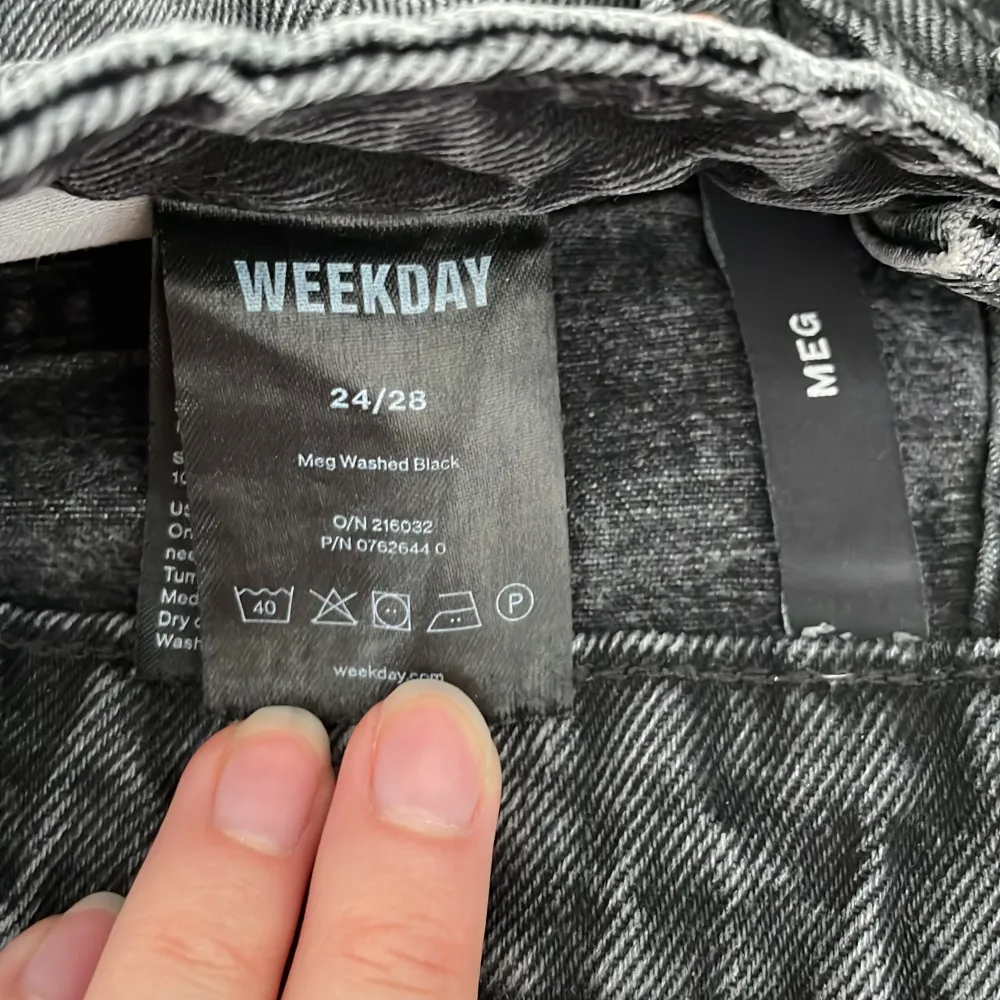 Meg washed black jeans från weekday i storlek 24/28. Har en lite baggy fit. Sitter supersnygg men tyvärr för små för mig . Jeans & Byxor.