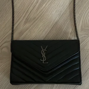 Ysl väska - (Inte mina bilder) köpt av en tjej på Plick, är inte 100% säker att den är äkta och därav det låga priset💗 Vid en snabb affär kan jag tänka mig att sänka priset, om ni har frågor eller funderingar är det var att skriva till mig💗💗