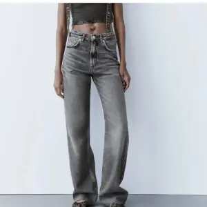 Säljer gråa jeans från zara. Köpt den här på plick men aldrig använt dem. Hör av dig om du vill ha fler bilder 🌞🌞