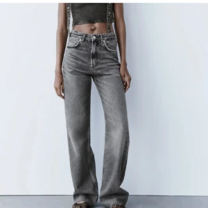 Gråa jeans Zara - Säljer gråa jeans från zara. Köpt den här på plick men aldrig använt dem. Hör av dig om du vill ha fler bilder 🌞🌞