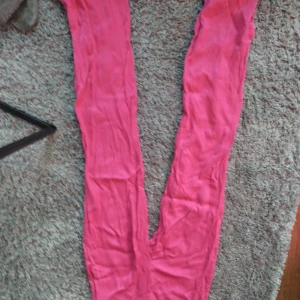 Kostym byxor rosa  - Säljer ett par skitsnygga siden byxor från zara st 34 Använt 2 gånger. Högmidja. Det är en slits ner till. 