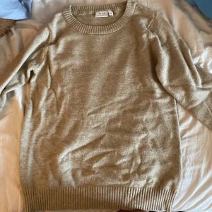 Stickad tröja - Säljer min typ oanvända beiga stickade tröja från Vila, bara tvättad en gång.  Köparen står för frakten! Kontakta mig för fler bilder!