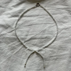 Rosett pärlhalsband - Pärlhalsband med rosett!