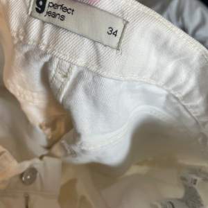 Säljer ett par raka vita jeans från Gina tricot i storlek 34. Knappt använda:) 
