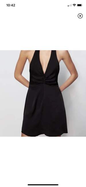 Supersöt svart klänning från Zara! Köpt för ett tag sedan men helt oanvänd så lappen finns kvar!💗