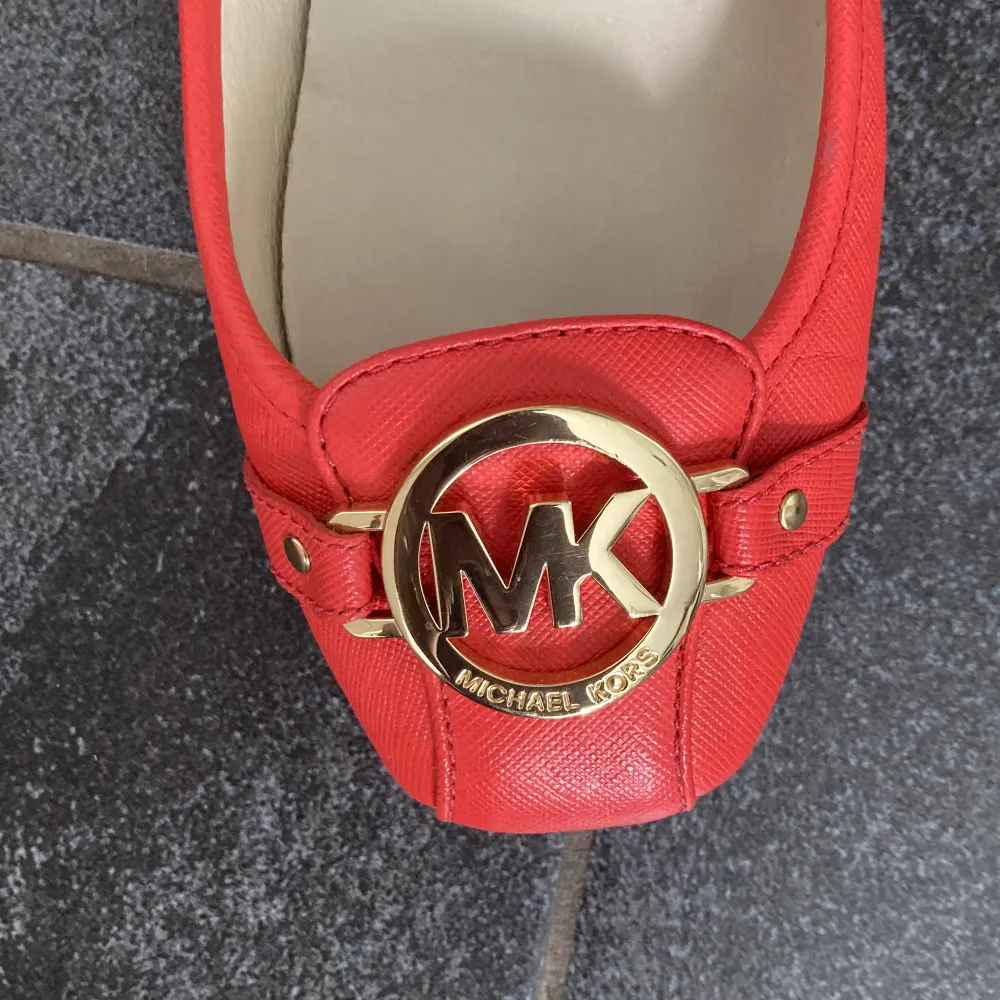 Ett par super sköna röda ballerina skor från Michael Kors!   Gjorda på äkta läder. Storlek 38 men passar även 37 skulle jag säga  Ej använda endast testade hemma! . Skor.