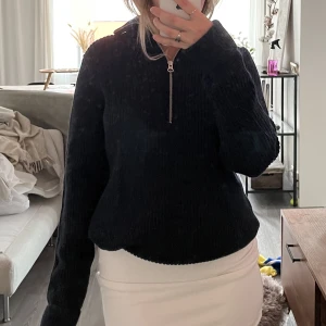 Stickad tröja  - Stickad tröja i mörkblå med halv dragkedja 