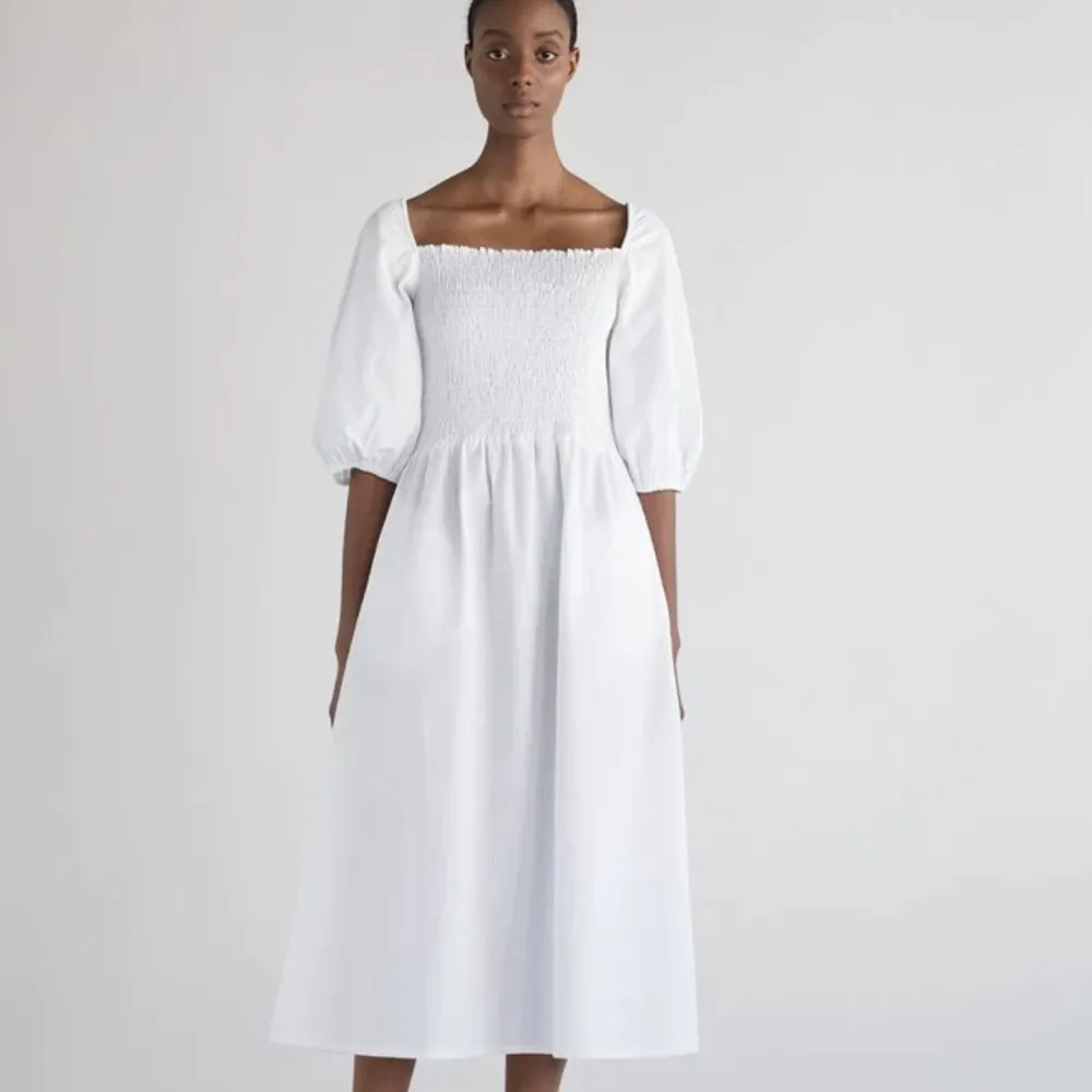 Helt oanvänd klänning från Stylein säljes. Maxime dress, vit färg med prislapp. Nästan helt slutsåld.   Strl: M  Nypris; 2599kr  . Klänningar.