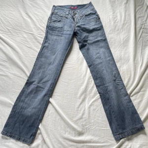 lågmidjade jeans  - använd köp nu! för små går inte att få bild på💓 midja:73 innerben:82