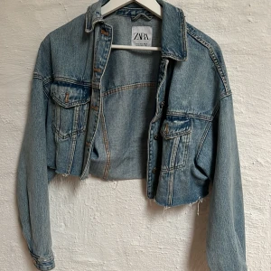 Jeansjacka - Jeansjacka från zara som är kort, den går ungefär till midjan. Storlek S. 
