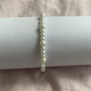 Armband - Ett handgjort armband. Vid frågor om tex mått är det bara att skriva🤍