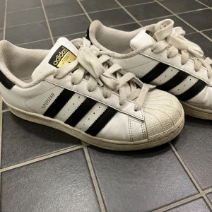 Adidas Superstars - Använda men okej skick, lite smutsiga men lätt att tvätta av.
