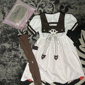 Yashiro Nene cosplay - Yashiro Nene från Toilet Bound Hanako-Kun cosplay! Hårspännen, strumpbyxor or peruk ingår. Endast använd en gång så ny skick! Är i storlek S 