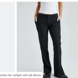 Kostymbyxor  - Ett par lågmidjade kostymbyxor från bikbok, väldigt populära men säljer så jag inte kan ha dom. Ny pris 399