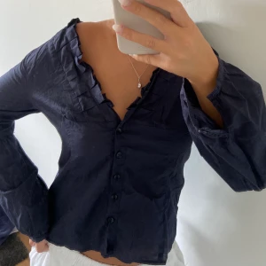 Blus - Jättefin mörkblå blus/topp 💙Köpt second hand i spanien så vet ej va de är för märke. Tryck ej köp direkt 