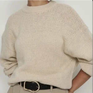 Beige stickadtröja - Snygg beige stickad tröja från nakd. Aldrig använd. 