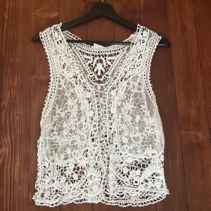 Virkat linne  - Vitt virkat linne i bra skick, skriv vid frågor eller fler bilder☺️