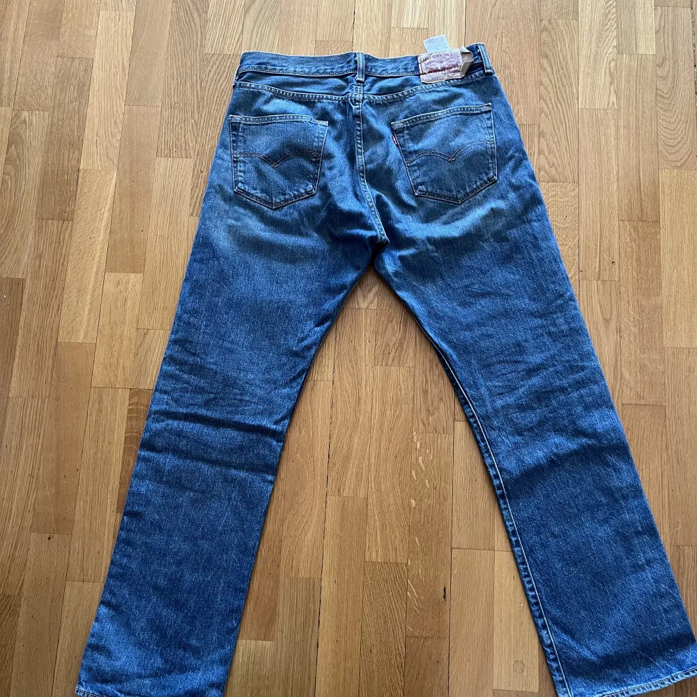 Levis 501 Jeans i storlek 34/32. Väldigt bra skick! Finns som inga defekter förutom lappen som är lite sliten. Fraktas över hela Sverige 🇸🇪 . Jeans & Byxor.