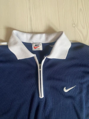 Nike pike - Vintage Nike pike i mycket bra skick! Den passar storlek M/L och är knappt använd. Kom privat vid frågor och annat!