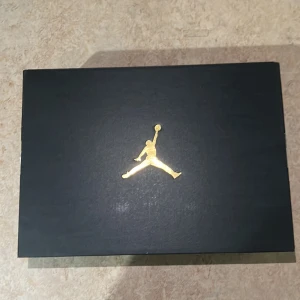 Jordan Max Aura 4 - Helt nya Jordans som jag inte har använt, köpte dom för 2 dagar sedan men tyvärr så var dem för småa för mig. Ny pris: 1449kr 