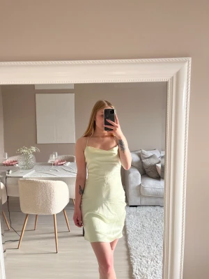 Klänning i satin - Endast provad. Lappar sitter kvar. 