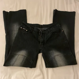 Coola jeans - Ascoola jeans köpa på Plick men tyvärr för små för mig. Har riktigt coola detaljer på framsidan och stonewashed svarta 💕 skriv vid frågor och använd gärna köp nu 