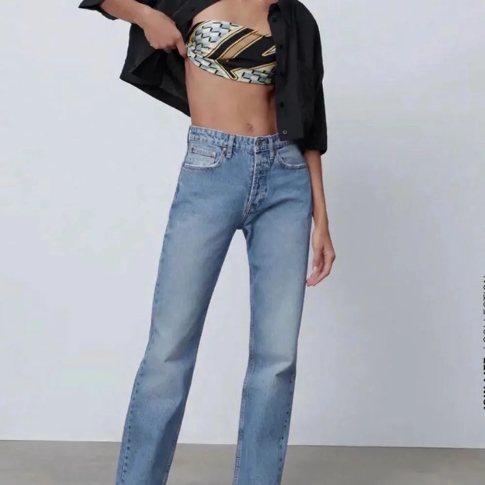 Mid waist jeans från Zara. Storlek 32. 300kr ❤️. Jeans & Byxor.