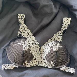 Intimissimi BH - Jättetrendig Intimissimi BH, lite push up i inlägget säljer då jag ej hann lämna tillbaks den så helt oanvänd! 75B. Box ingår💖