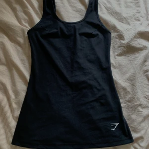 Gymshark träningstopp - Gymshark träningstopp som är för stor för mig, xs men skulle säga m eftersom det är ganska stor i storleken 💞