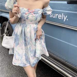 (Första bilden är inte min den är från hemsidan) Fin blå blommig klänning från ett känt koreanskt märke som heter CHUU. Jättefin pastelfärgad i verkligheten! Men använder inte längre.  Nyskick. Längd: 73cm, Midja: 48-80cm (Resår) Kan skicka fler bilder!