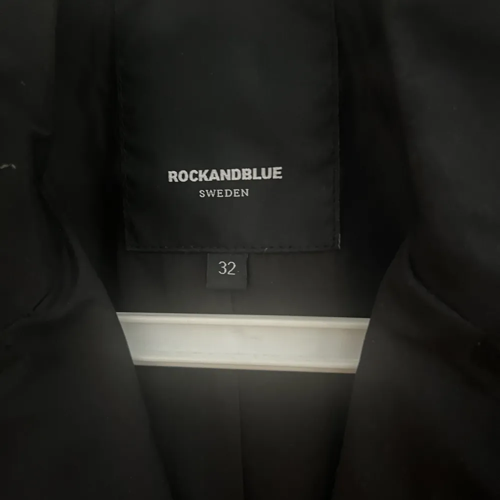 En Rockandblue jacka som är helt ny. Den blev köpt och bortglömd i garderoben. Köptes för 2000kr. Jackor.