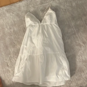 Zara klänning  - Super snygg zara klänning säljs inte längre inte säker på ny priset men är i bra skick köparen står för frakt 