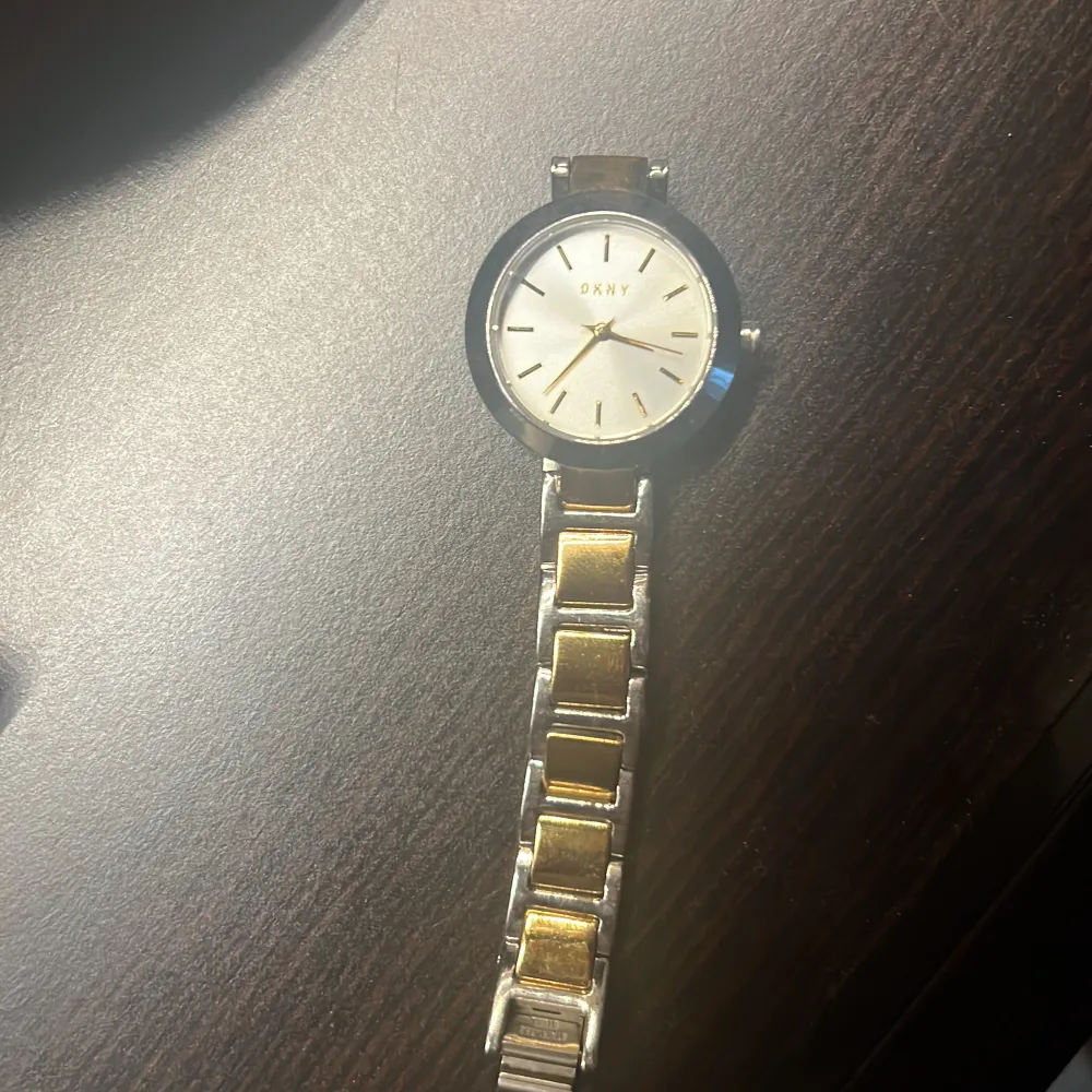 En klocka från Dkny som kommer aldrig till användning. Bra skick . Accessoarer.