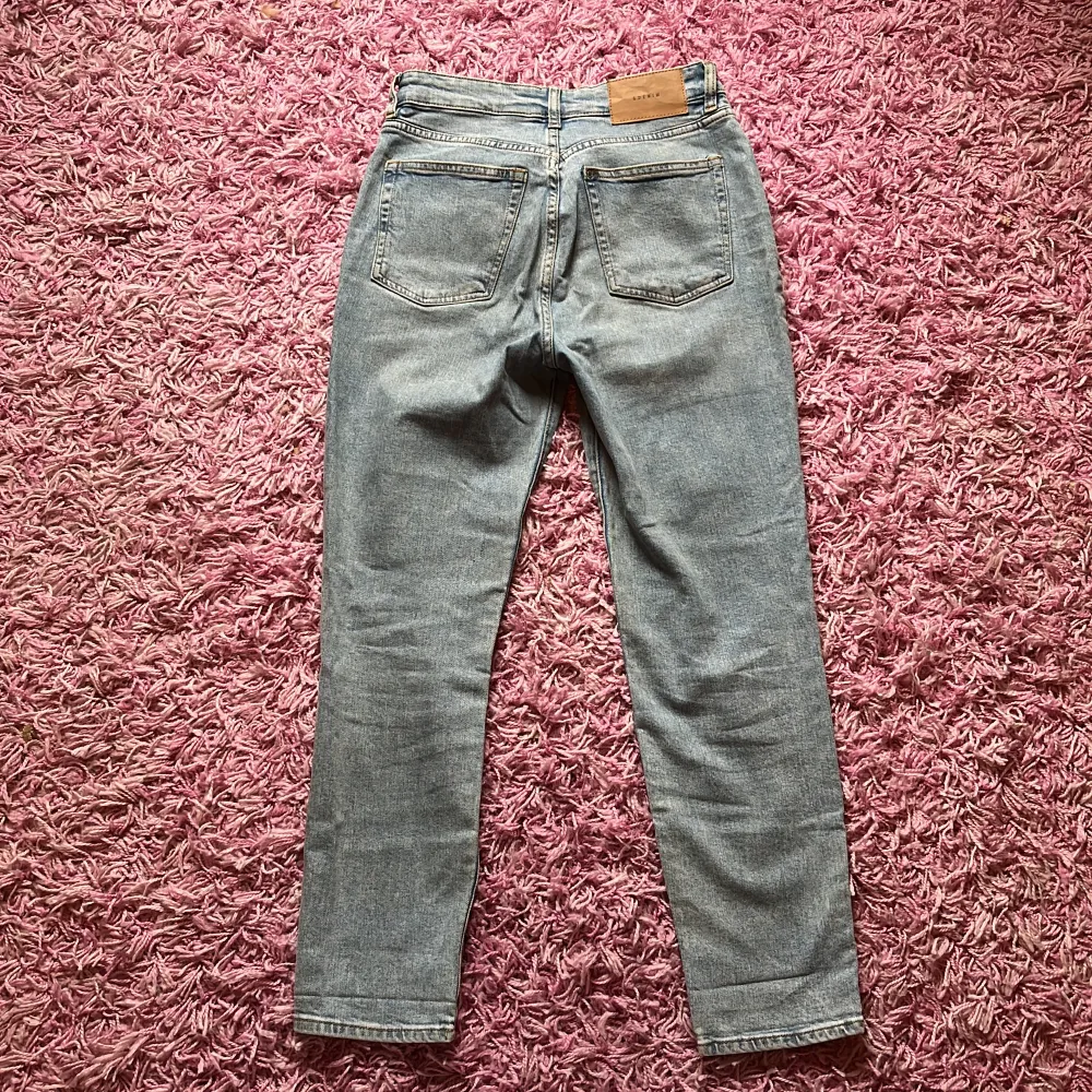 Det är high waisted mom jeans I ljusblå jeanstyg med knappgylf . Jeans & Byxor.