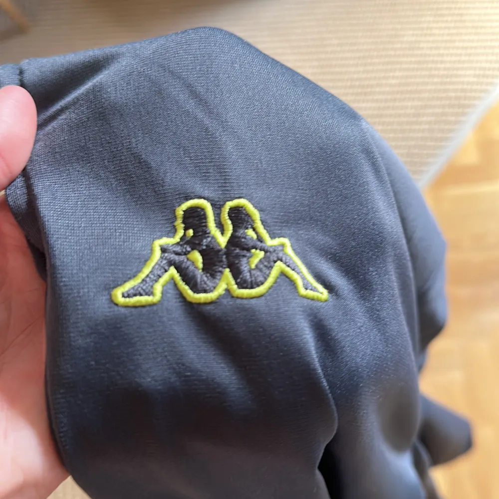 Bänger tracksuit i polyester. Storleken är xl men passar L. Är grå men ser blåare ut på bilden bara. Farkut & Housut.