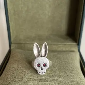Säljer denna coola Rabbit Skull ring från Maria Nilsdotter! Storlek 15mm. Super bra skick!